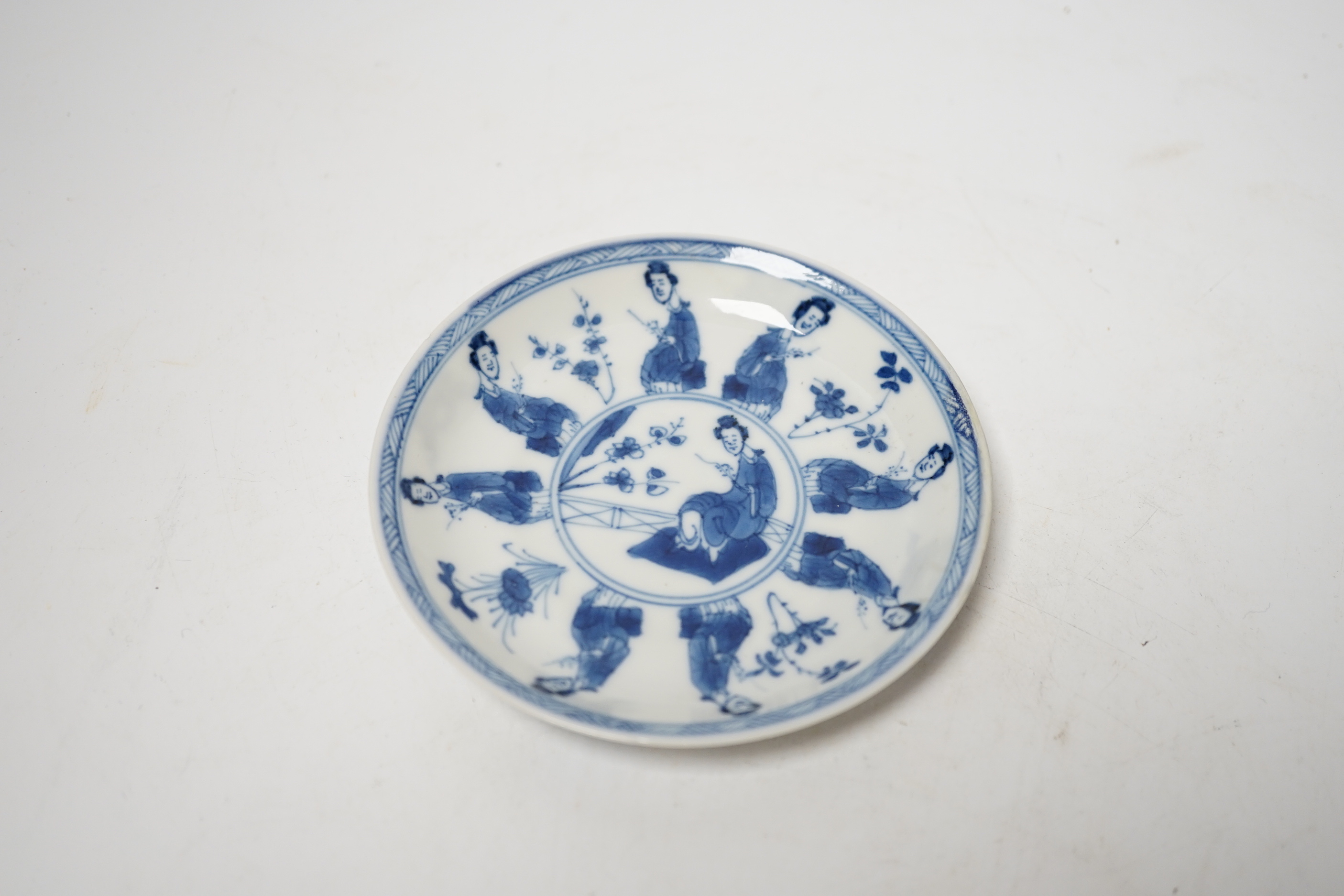 A Chinese Kangxi blue and white tea bowl and saucer, 10cm diameter